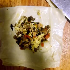 豆腐皮已经提前上锅蒸5分钟，然后切成合适的方块，包入炒好的馅料