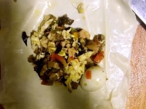 豆腐皮已经提前上锅蒸5分钟，然后切成合适的方块，包入炒好的馅料