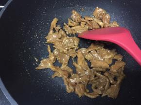 放入肉，翻炒至9成熟，捞起备用