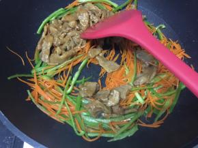 加入肉，快速翻炒