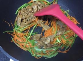 加入肉，快速翻炒
