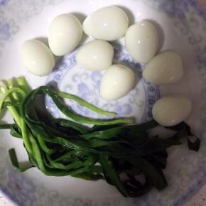 鹌鹑蛋过凉水剥皮，韭菜洗净，开水里烫一下捞出备用