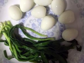 鹌鹑蛋过凉水剥皮，韭菜洗净，开水里烫一下捞出备用