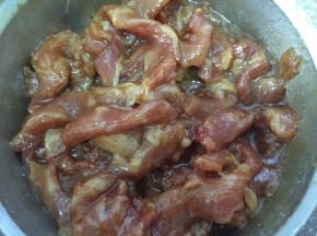 放入所有腌制肉调料，搅拌均匀，腌制30分钟以上