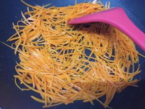 放入萝卜丝，快速翻炒1分钟