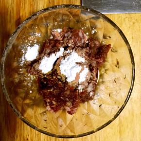 牛肉馅加少许生抽和淀粉拌匀