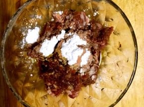 牛肉馅加少许生抽和淀粉拌匀