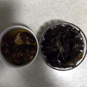 香菇，木耳洗净后泡发，泡发香菇的水不要倒