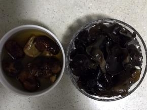 香菇，木耳洗净后泡发，泡发香菇的水不要倒