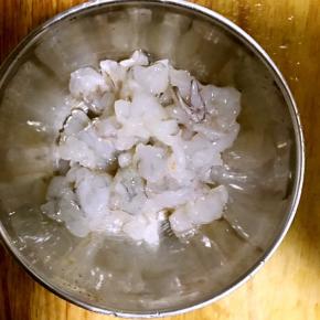 虾剥皮，去虾线虾肠洗净切丁