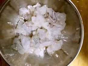 虾剥皮，去虾线虾肠洗净切丁