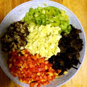 炒鸡蛋，炒的过程中用筷子快速搅拌，直接省去了切丁的步骤，香菇，木耳，胡萝卜，青椒切丁备用，还可以加入熟玉米粒和熟青豆，颜色搭配会更好看，营养也更丰富，家里没有这两样了，所以这次没加