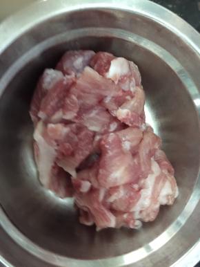 肉洗干净切片或丝，随自己喜好