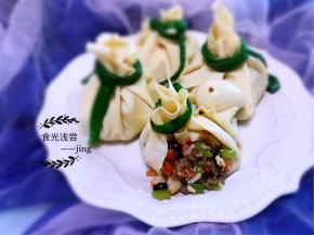 炒制菜的时候可以少留一些汤汁，待全部包好摆盘后倒入盘中，别问我为啥盘子里没有汤汁，那是因为，我一个不留意，还没来得及用的时候，已经被小魔女倒她米饭碗里了！