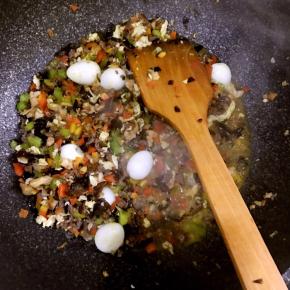 加入鹌鹑蛋，并加入适量泡发香菇的水，将菜炒熟