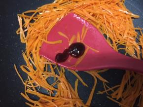 放入蚝油、翻炒1分钟