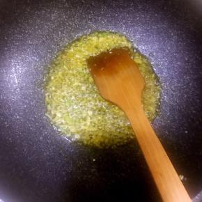 冷锅热油，加入葱姜蒜爆香