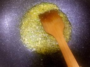 冷锅热油，加入葱姜蒜爆香