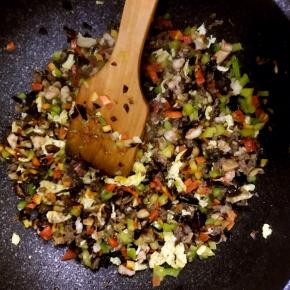 根据菜的易熟程度依次加入不同的菜，并加入盐，十三香，生抽翻拌