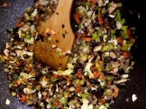 根据菜的易熟程度依次加入不同的菜，并加入盐，十三香，生抽翻拌