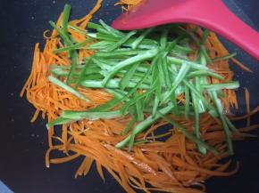 加入辣椒丝，翻炒1分钟