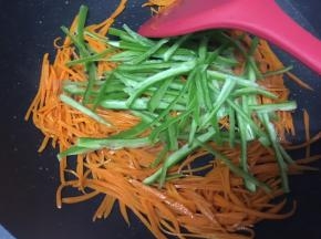 加入辣椒丝，翻炒1分钟