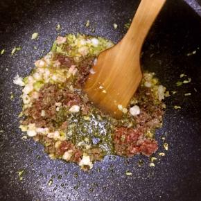 再加入肉馅，翻拌均匀