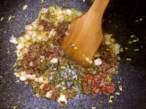 再加入肉馅，翻拌均匀