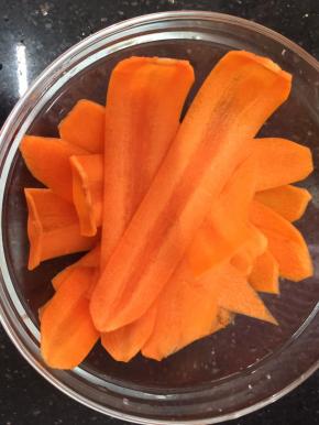红萝卜洗干净去皮，直接用瓜剽剽成薄片