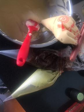 取出回温时装入裱花袋