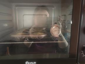 放入预热好的烤箱190度15分钟，我的烤箱温度好高，预热时开的210度，温度计显示250度