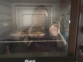 放入预热好的烤箱190度15分钟，我的烤箱温度好高，预热时开的210度，温度计显示250度