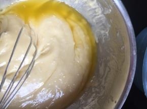 液体黄油逐步加入面糊中拌匀