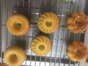 出炉倒扣出来放凉，有两个颜色较深，不过比玛德琳模具那个迷彩的好