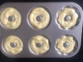 余下的原味玛德琳面糊挤入了甜甜圈模具