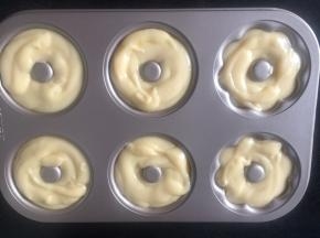 余下的原味玛德琳面糊挤入了甜甜圈模具