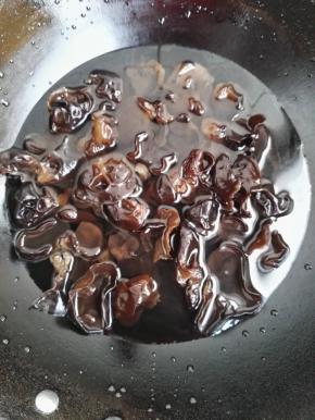 2  泡发后的黑木耳用开水焯一下，捞出备用。