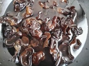 2  泡发后的黑木耳用开水焯一下，捞出备用。