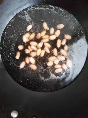 3  花生倒入开水中煮熟，捞出备用。