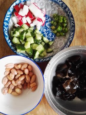 4  将黄瓜和水萝卜切小丁，绿尖椒切小丁。