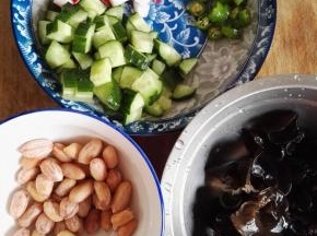 4  将黄瓜和水萝卜切小丁，绿尖椒切小丁。