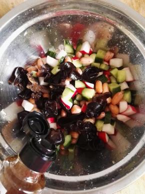 7  倒入洋葱黑醋，搅拌均匀，装盘后撒上绿尖椒丁。
