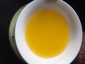 黄油隔水加热至液体