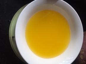 黄油隔水加热至液体