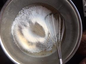 筛入面粉和泡打粉