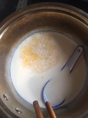 牛奶和淡奶油，糖放奶锅加热到糖融化关火，将鸡蛋打散放入，注意温度不高，打匀