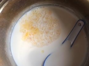 牛奶和淡奶油，糖放奶锅加热到糖融化关火，将鸡蛋打散放入，注意温度不高，打匀
