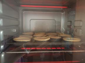 放入预热好的烤箱210度15分钟左右就好了，根据蛋挞状态，我的烤箱温度可能高，有点焦了