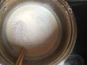 筛入面粉，拌晕，过筛，忘记拍了，过了两遍筛，挞液细腻，倒入蛋挞皮中，八分满