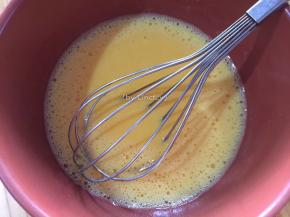 再加入细砂糖30g搅拌均匀